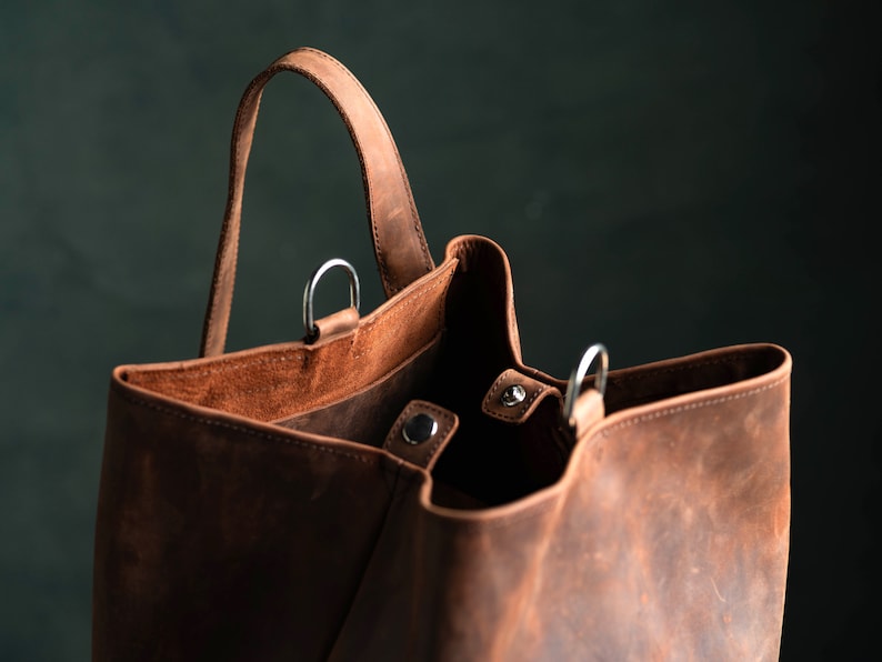 The closure of a duffel bag made of leather