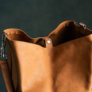 The closure of a Duffel Bag made of leather using metal hooks