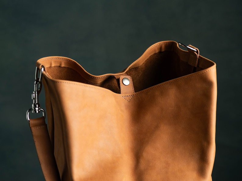 The closure of a Duffel Bag made of leather using metal hooks