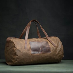 Gym bag made of leather and waxed canvas from Craft Station 21