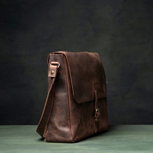 Slim Messenger Bag made of Brown Leather