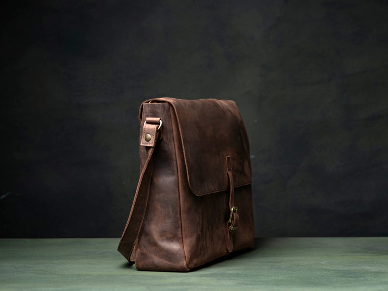 Slim Messenger Bag made of Brown Leather