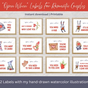 Könnte beinhalten: Set mit 12 druckbaren "Open When" Etiketten für romantische Paare. Jedes Etikett zeigt Aquarellillustrationen und Texte wie "You Miss Me" und "You Need a Hug". Die Etiketten sind rechteckig mit einem braunen Rand.