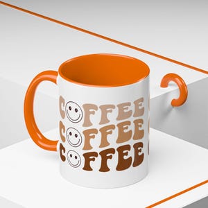 Caneca de café Groovy - Presente retrô divertido para amantes de café, decoração de cozinha, caneca de escritório, aniversários, inauguração de casa, smileys