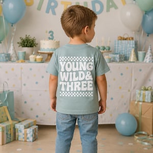 Young Wild & Three Shirt | 3. Geburtstag | Personalisiert mit Name | Rückenprint | Birthday Shirt | Two Three Four Five