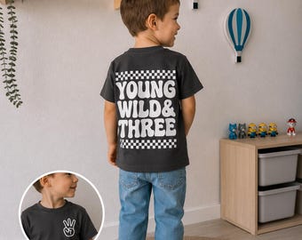 Young Wild & Three/Four Shirt mit Name – 2. 3.4.5. Geburtstag  – Personalisiertes Kinder T-Shirt – Birthday  Outfit – Custom Name Shirt