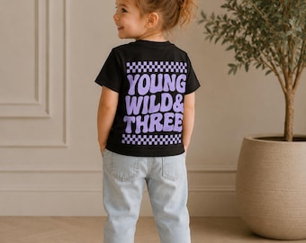 Geburtstag Shirt Mädchen 3, 4, 5 Jahre mit Name | Young Wild Three Kinder T-Shirt personalisiert | Baby Geburtstag Outfit | Geschenk Mädchen