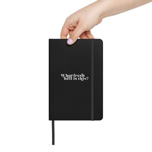 Peut inclure: Un carnet noir avec une fermeture élastique blanche et une inscription blanche qui dit "What fresh hell is this?"