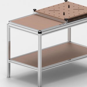 Könnte beinhalten: Eine Werkbank mit brauner Holzplatte und Ablage, getragen von einem silbernen Metallrahmen. Die Oberseite hat mehrere Löcher und schwarze Knöpfe. Die Werkbank ist für verschiedene Projekte konzipiert.