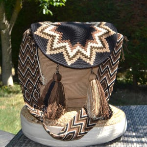 Sac à bandoulière Wayuu exquis fait main avec rabat, crochet artisanal colombien dans des tons terre, motif aztèque, sac unisexe