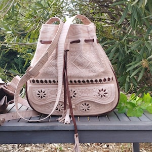 Berber bag women&#39;s handbag tote in engraved leather Leather tote bag Shoulder bag Moroccan leather Handmade bag Women&#39;s gift Messenger bag