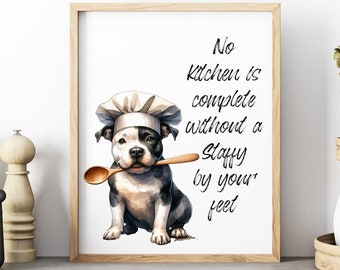 Könnte beinhalten: Eine Aquarell-Illustration eines Staffordshire Bull Terriers, der einen Kochhut trägt und einen Holzlöffel im Maul hält. Der Text lautet "No kitchen is complete without a Staffy by your feet."