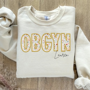 Lente gepersonaliseerde OBGYN trui, aangepaste OBGYN verpleegkundige T-shirt voor verloskunde en gynaecologie verpleegkundige tshirt, Tee OBGYN verpleegkundige waardering cadeau,