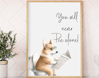Könnte beinhalten: Ein gerahmter Druck mit einer Aquarellillustration eines Corgi-Hundes, der eine Brille trägt und eine Zeitung auf einer Toilette liest. Der Text über dem Hund lautet "You will never Pee alone!"