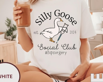 Lustiges Chirurgisches Geschenk für Hüfte Knie Knöchel Schulter Ersatz Shirt, Dumme Gans Hippie Hippie Social Club T-Shirt