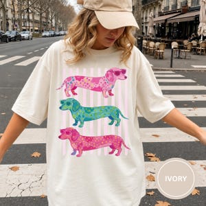 Comfort Colors Dachshund Beach T-shirt, Wiener Dog Summer Tee, Coastal Dog Lover Present, Färgglad Doxie-tröja, Söt korvhundtröja bild 2