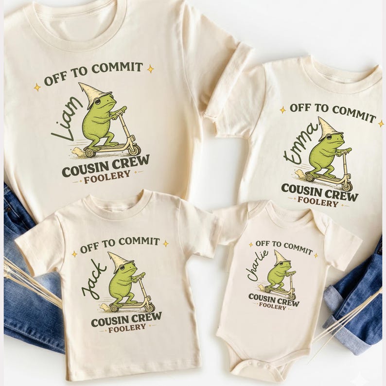 K&ouml;nnte beinhalten: Off-white T-Shirts und ein Body mit einem Cartoon-Frosch auf einem Roller. Der Frosch tr&auml;gt einen Zaubererhut, mit dem Text "OFF TO COMMIT" und "COUSIN CREW FOOLERY". Die Namen "Liam", "Emma", "Jack" und "Charlie" sind ebenfalls aufgedruckt.