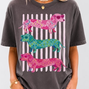 Comfort Colors Dachshund Beach T-shirt, Wiener Dog Summer Tee, Coastal Dog Lover Present, Färgglad Doxie-tröja, Söt korvhundtröja bild 7