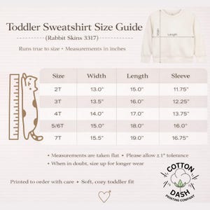 K&ouml;nnte beinhalten: Gr&ouml;&szlig;entabelle f&uuml;r Sweatshirts f&uuml;r Kleinkinder, mit Ma&szlig;en in Zoll f&uuml;r die Gr&ouml;&szlig;en 2T bis 7T. Die Tabelle enth&auml;lt Breiten-, L&auml;ngen- und &Auml;rmelma&szlig;e sowie eine Grafik eines Sweatshirts und eines Katzen-Lineals.