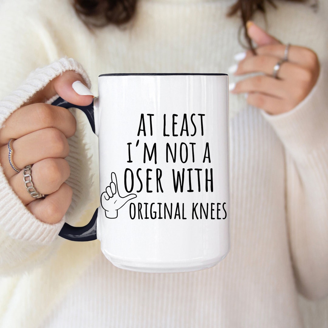 MUGGZ Taza De Regalo Para Cirugía De Reemplazo De Rodilla – Not Even Knee Surgery Can Stop Me – Taza De Café Divertida Personalizada – Regalo único Para Amigos Y Familiares
