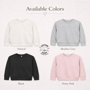 K&ouml;nnte beinhalten: Produktbild mit vier Sweatshirts mit Rundhalsausschnitt in den Farben Natur, Hellgrau, Schwarz und Staubrosa. Der Text "Available Colors" steht oben, mit dem Logo der Cotton Dash Printing Company in der Mitte.