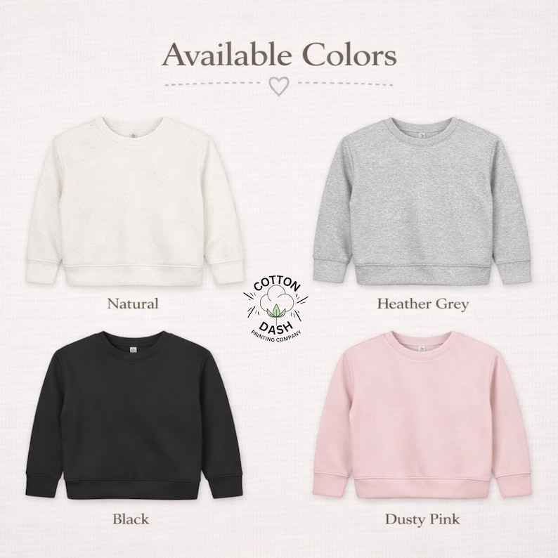 K&ouml;nnte beinhalten: Produktbild mit vier Sweatshirts mit Rundhalsausschnitt in den Farben Natur, Hellgrau, Schwarz und Staubrosa. Der Text "Available Colors" steht oben, mit dem Logo der Cotton Dash Printing Company in der Mitte.
