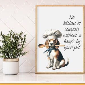 K&ouml;nnte beinhalten: Ein gerahmter Druck mit wei&szlig;em Hintergrund und einem Beagle, der einen Kochhut tr&auml;gt und einen Holzl&ouml;ffel h&auml;lt. Der Text auf dem Druck lautet "No kitchen is complete without a Beagle by your feet."