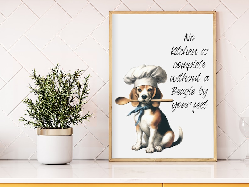K&ouml;nnte beinhalten: Ein gerahmter Druck mit wei&szlig;em Hintergrund und einem Beagle, der einen Kochhut tr&auml;gt und einen Holzl&ouml;ffel h&auml;lt. Der Text auf dem Druck lautet "No kitchen is complete without a Beagle by your feet."