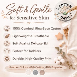 K&ouml;nnte beinhalten: Ein cremefarbener Baby-Body mit dem Text "Soft & Gentle for Sensitive Skin". Das Bild enth&auml;lt ein Logo f&uuml;r Cotton Dash Printing Company und Details zum Stoff: 100 % gek&auml;mmte, ringgesponnene Baumwolle, leicht, atmungsaktiv und strapazierf&auml;hig.