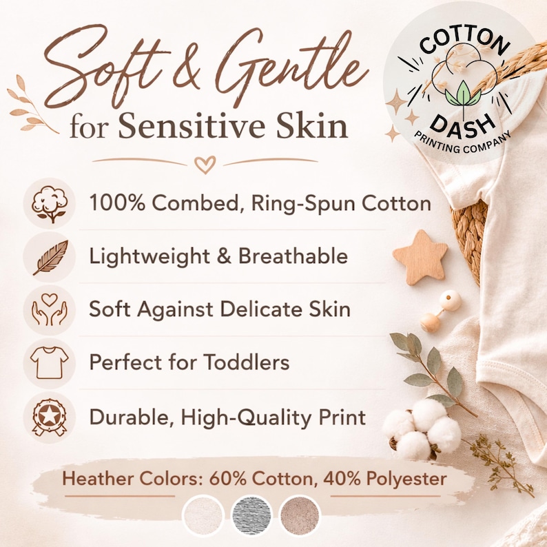 K&ouml;nnte beinhalten: Ein cremefarbener Baby-Body mit dem Text "Soft & Gentle for Sensitive Skin". Das Bild enth&auml;lt ein Logo f&uuml;r Cotton Dash Printing Company und Details zum Stoff: 100 % gek&auml;mmte, ringgesponnene Baumwolle, leicht, atmungsaktiv und strapazierf&auml;hig.