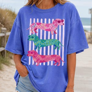 Comfort Colors Dachshund Beach T-shirt, Wiener Dog Summer Tee, Coastal Dog Lover Present, Färgglad Doxie-tröja, Söt korvhundtröja bild 10