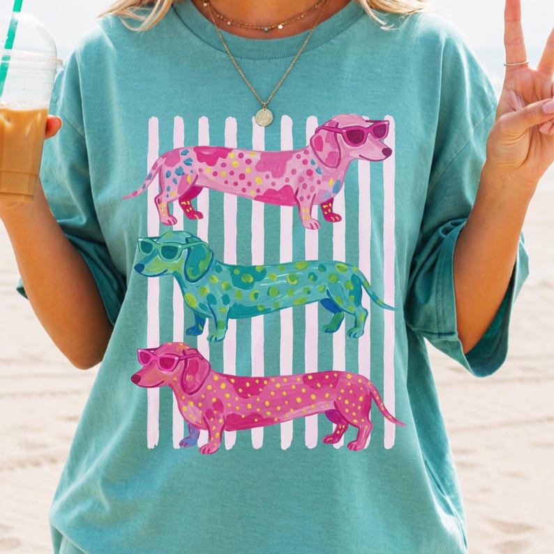 Comfort Colors Dachshund Beach T-shirt, Wiener Dog Summer Tee, Coastal Dog Lover Present, Färgglad Doxie-tröja, Söt korvhundtröja bild 1