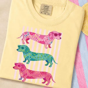 Comfort Colors Dachshund Beach T-shirt, Wiener Dog Summer Tee, Coastal Dog Lover Present, Färgglad Doxie-tröja, Söt korvhundtröja bild 6
