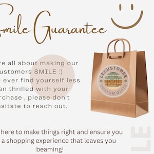 K&ouml;nnte beinhalten: Eine braune Papiert&uuml;te mit einem Logo, das "Lecustomee Custom Gifts" und ein l&auml;chelndes Gesicht zeigt. Der Text "Smile Guarantee" ist in brauner Kursivschrift &uuml;ber der Tasche geschrieben. Der Text unter der Tasche lautet "We are all about making our customers SMILE :) If you ever find yourself less than thrilled with your purchase, please don't hesitate to reach out. We are here to make things right and ensure you have a shopping experience that leaves you beaming!"