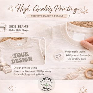 K&ouml;nnte beinhalten: Cremefarbenes T-Shirt mit dem Text "YOUR DESIGN" im Vintage-Stil. Das Bild hebt die Eigenschaften des Shirts hervor, einschlie&szlig;lich Seitenn&auml;hten zur Formgebung und DTF-bedruckten Innenetiketten f&uuml;r Komfort. Das Design wird im Direct-to-Garment (DTG)-Verfahren gedruckt.