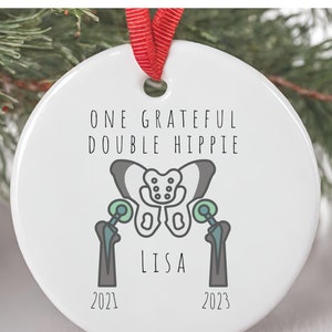 Ornamento hippie duplo, presente personalizado de substituição de quadril para recuperação de substituição de quadril, presente de natal para ornamento de cirurgia de quadril, presente moderno