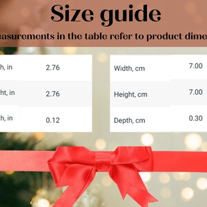 Op de afbeelding: Een maattabel met afmetingen in inches en centimeters voor breedte, hoogte en diepte. De tabel toont de afmetingen van een product, waarschijnlijk een klein decoratief item.