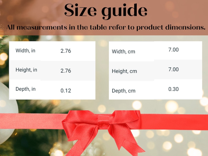 Op de afbeelding: Een maattabel met afmetingen in inches en centimeters voor breedte, hoogte en diepte. De tabel toont de afmetingen van een product, waarschijnlijk een klein decoratief item.