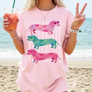 Comfort Colors Dachshund Beach T-shirt, Wiener Dog Summer Tee, Coastal Dog Lover Present, Färgglad Doxie-tröja, Söt korvhundtröja bild 5