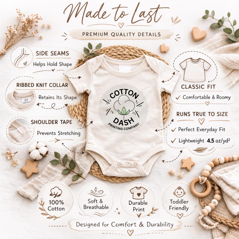 K&ouml;nnte beinhalten: Cremefarbener Baby-Body mit dem Logo der Cotton Dash Printing Company. Merkmale sind Seitenn&auml;hte, gerippter Strickkragen und Schulterband. Der Body besteht aus 100 % Baumwolle, ist weich, atmungsaktiv und hat einen haltbaren Druck. Leicht, 127.57 g/m&sup2;.