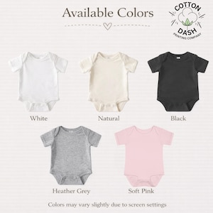 K&ouml;nnte beinhalten: Eine Auswahl an Baby-Bodys in Wei&szlig;, Natur, Schwarz, Heather Grey und Rosa. Der Text "Available Colors" ist oben, mit dem Logo der Cotton Dash Printing Company rechts oben. Der Text "Colors may vary slightly due to screen settings" befindet sich unten.
