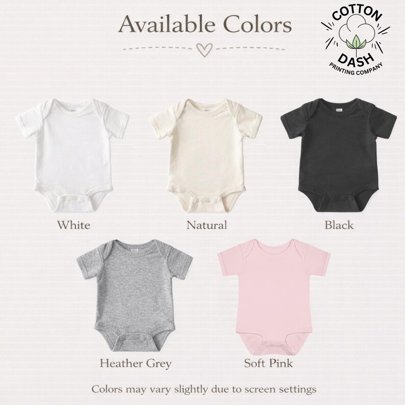 K&ouml;nnte beinhalten: Eine Auswahl an Baby-Bodys in Wei&szlig;, Natur, Schwarz, Heather Grey und Rosa. Der Text "Available Colors" ist oben, mit dem Logo der Cotton Dash Printing Company rechts oben. Der Text "Colors may vary slightly due to screen settings" befindet sich unten.