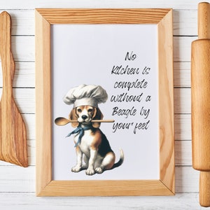 K&ouml;nnte beinhalten: Ein gerahmter Druck mit wei&szlig;em Hintergrund und einem Beagle, der einen Kochhut tr&auml;gt und einen Holzl&ouml;ffel h&auml;lt. Der Text auf dem Druck lautet "No kitchen is complete without a Beagle by your feet."