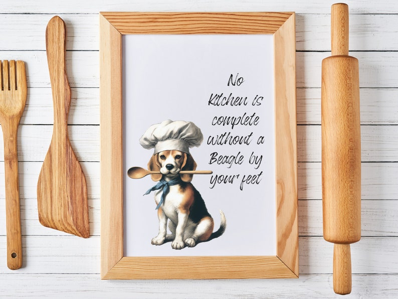 K&ouml;nnte beinhalten: Ein gerahmter Druck mit wei&szlig;em Hintergrund und einem Beagle, der einen Kochhut tr&auml;gt und einen Holzl&ouml;ffel h&auml;lt. Der Text auf dem Druck lautet "No kitchen is complete without a Beagle by your feet."