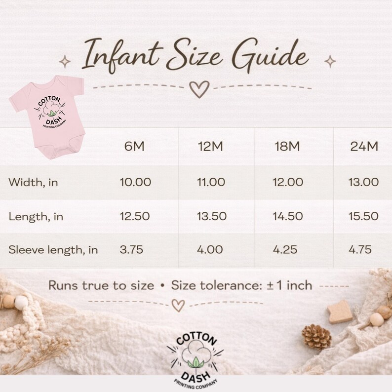 K&ouml;nnte beinhalten: Ein rosa Baby-Body mit floralem Design wird neben einer Gr&ouml;&szlig;entabelle angezeigt. Die Tabelle zeigt die Ma&szlig;e in cm f&uuml;r Breite, L&auml;nge und &Auml;rmell&auml;nge f&uuml;r die Gr&ouml;&szlig;en 6M, 12M, 18M und 24M. Der Text "Infant Size Guide" steht oben.