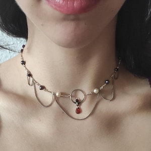 Romantischer Gothic Kette mit Granaten und Perlen