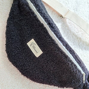 Riñonera con rizos de peluche, moderna y práctica. Interior con flores.
