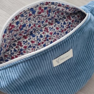 Women's corduroy fanny pack, trendy and practical bag. Interior flowers. Motif bleu foncé