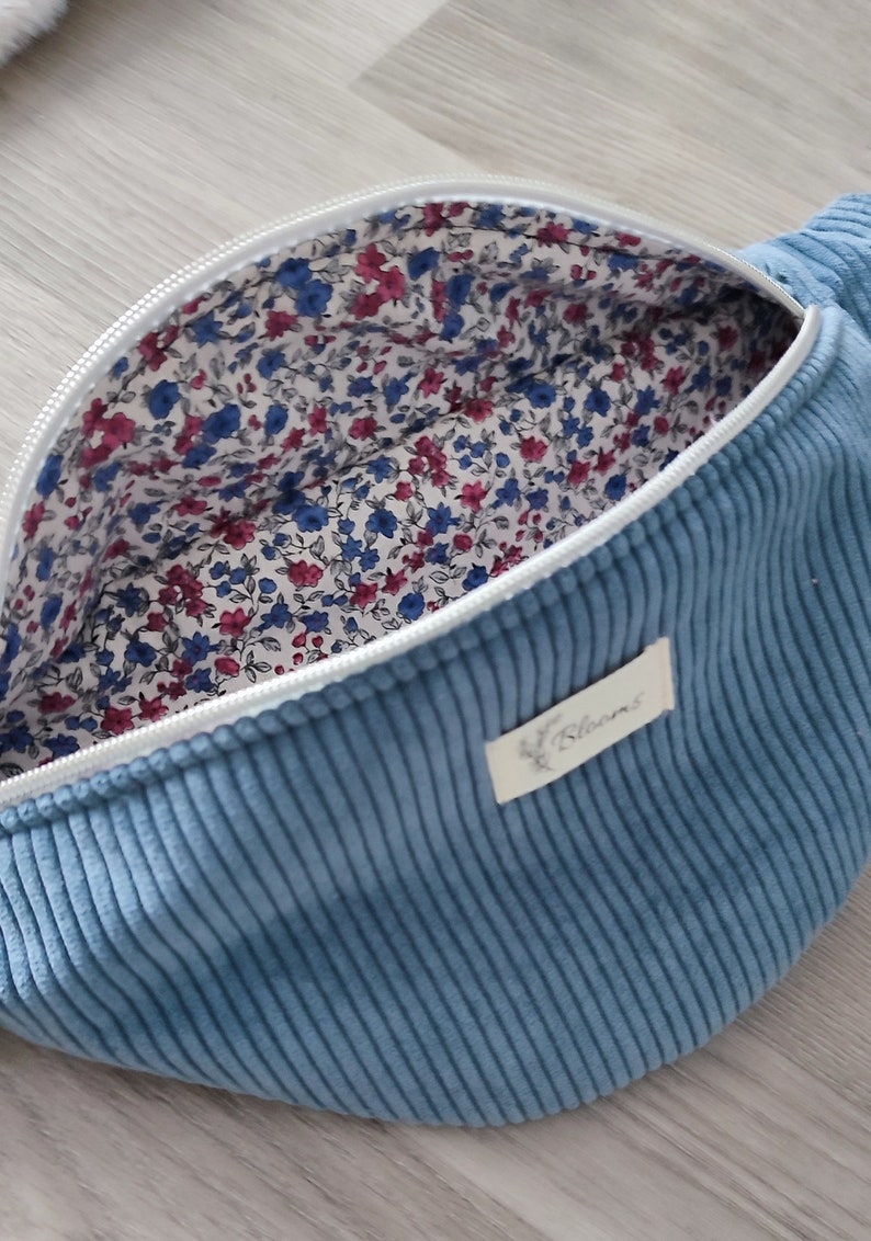 Women's corduroy fanny pack, trendy and practical bag. Interior flowers. Motif bleu foncé