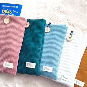 Pochette livre Personnalisable en Tissu velours côtelé et molletonné. Poche ou broché - Housse de Protection pour livre. Idéal pour cadeau.